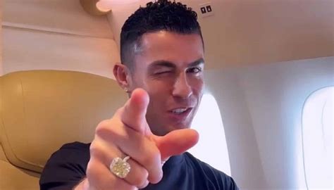 Cristiano Ronaldo mostra se no avião a caminho da Arábia Saudita