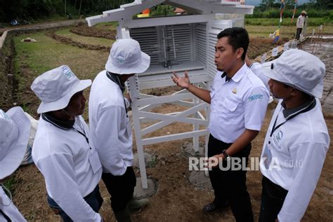 Bmkg Buka Sekolah Lapang Iklim Untuk Petani Republika Online