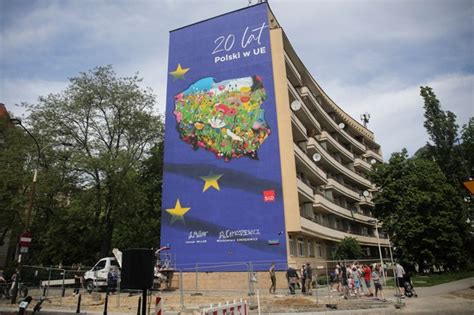 W Warszawie odsłonięto mural z okazji 20 lecia wejścia Polski do UE