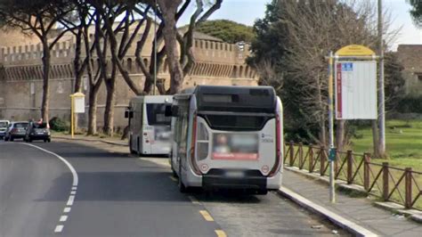 Pretende Di Salire Fuori Fermata E Blocca La Corsa Del Bus Poi Insulta