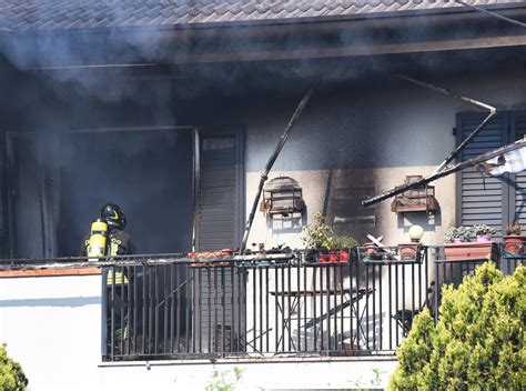 Incendio Oggi Palazzina In Fiamme Fuoco E Paura