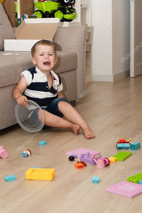 Un pequeño niño hermoso caucásico estaba molesto y llorando mientras