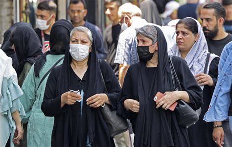 Las Mujeres Desafían Al Régimen Teocrático De Irán Protestan Contra El Uso Obligatorio Del Velo