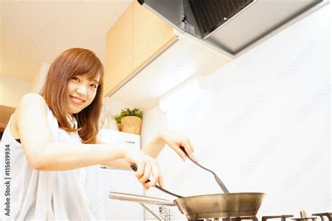 Young Japanese Woman Cooking Foods In A Kitchen キッチン 料理 若い 女性 一人暮らし シェア