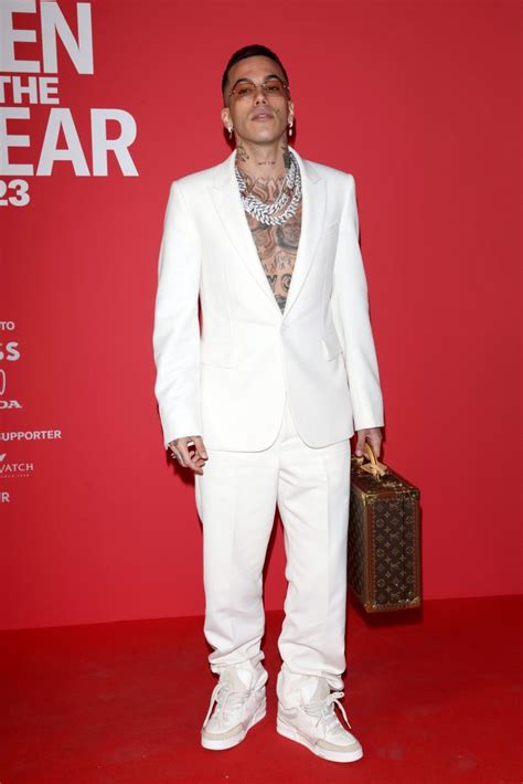 Sfera Ebbasta perché ha sfilato sul red carpet con una valigetta da