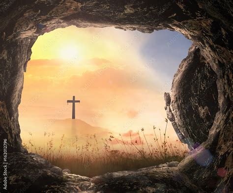 Foto Stock Resurrection Of Jesus Christ Concept Tomb Empty With Cross