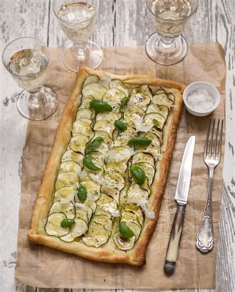 Tarte fine aux courgettes pour 6 personnes Recettes Elle à Table