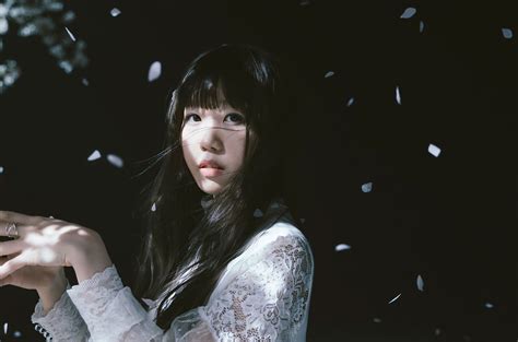 日本擁有磁性、甜美聲線的歌姬 Aimer｜音你而起 娛樂版｜popdaily 波波黛莉