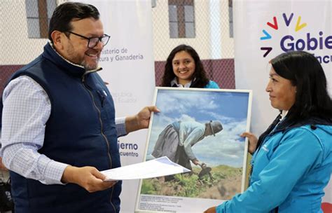 Mag Entreg T Tulos De Tierras A Productores De Tungurahua