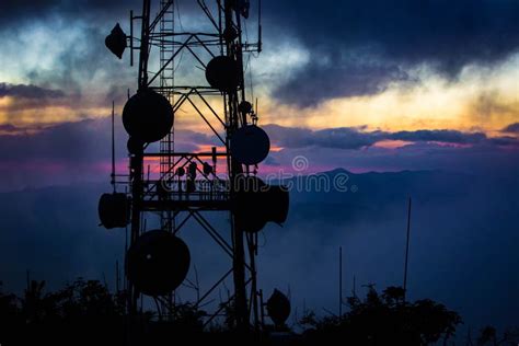 Torre Que Transmite De La Telecomunicaci N En El Amanecer En El Top