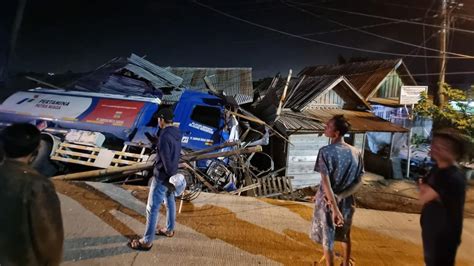 Diduga Supir Mengantuk Truk Tangki Muatan BBM Tabrak Rumah Warga Di