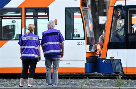 Straßenbahn Unfall sorgt für Verkehrschaos