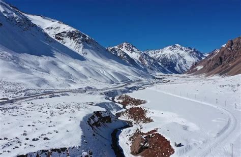 La Majestuosidad De La Cordillera De Los Andes Nevada Y El Optimismo De