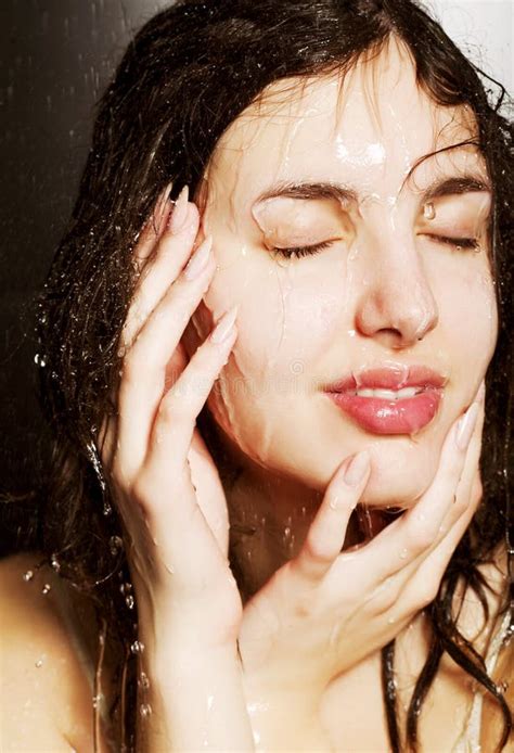 Fille Dans Le Bain Avec La Douche Image Stock Image Du Longtemps