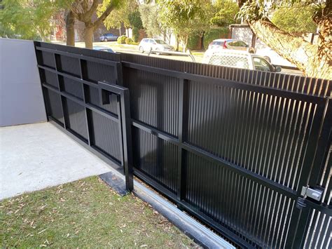 Powder Coated Aluminium | Natural Fencing