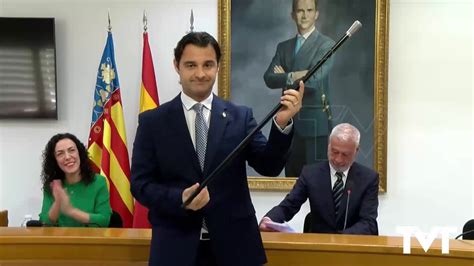 Eduardo Dolón recibe la vara de mando que le acredita como alcalde