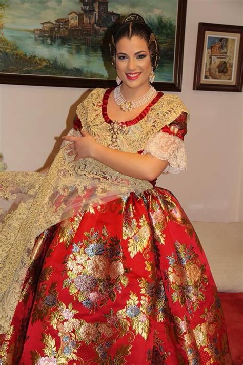 Traje de fallera rojo y oro Estefanía López Fallera Mayor de Valencia