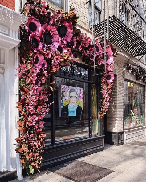 💌 ꒱┊𝑠𝑜𝑚𝑒𝑡𝘩𝑖𝑛𝑔 𝑠𝑝𝑒𝑐𝑖𝑎𝑙 | Window display design, Modern flower, Flower ...