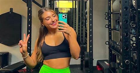 Gym Babe Flaunts Natural Tum To Show She Only Looks Lean For Of The Day Daily Star