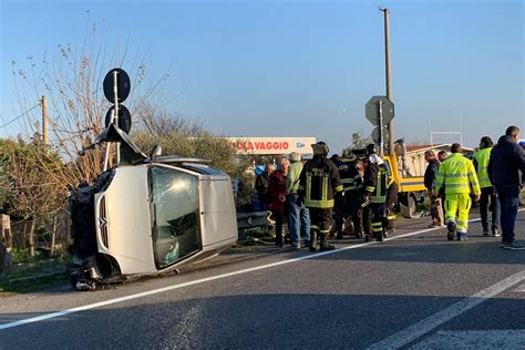 Statale 106 Grave Incidente Vicino Ai Laghi Di Sibari Tre Auto