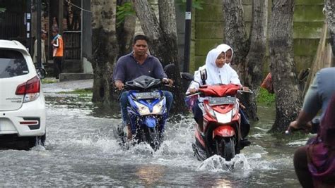 Diguyur Hujan Deras 2 Jam Sejumlah Kawasan Di Medan Tergenang Air