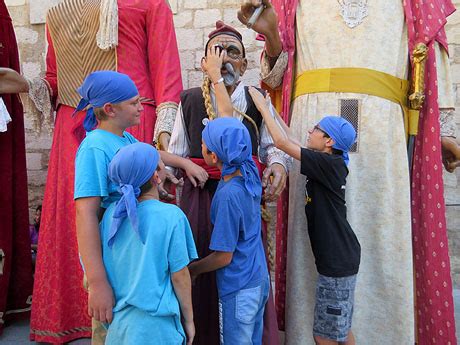 Cercavila Amb Gegants I Capgrossos