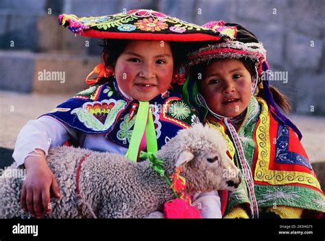 Ni As Con Traje Tipico Sacsayhuam N Cuzco Per Stock Photo Alamy