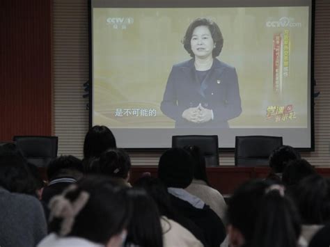 经济学学生党支部组织学生党员集中观看《党课开讲了——外交》专题节目 中北大学经济与管理学院