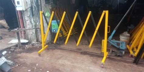 Yellow Mild Steel Traffic Barricade Stand For Road Safety Size