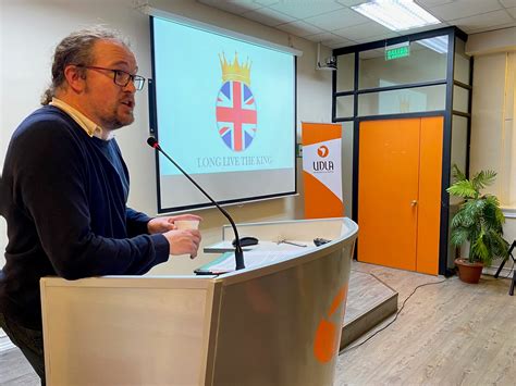 Experto en historia británica presenta charla sobre la cultura inglesa