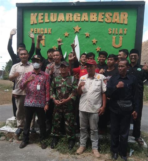 Muspika Dan Pengurus Perguruan Silat Di Kecamatan Ajung Bongkar Tugu