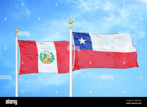 Perú Y Chile Dos Banderas En Los Postes De La Bandera Y El Cielo Azul