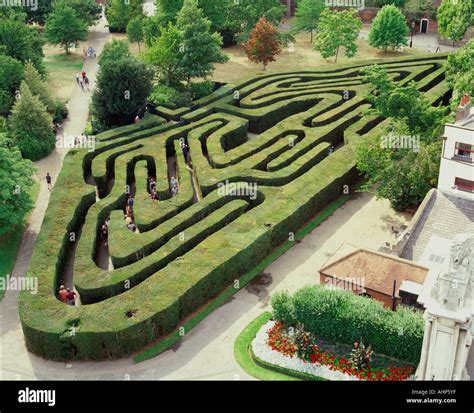 Hampton court maze aerial hi-res stock photography and images - Alamy