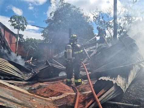 Incendio estructural destruyó fábrica de colchones en Villanueva El