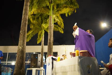 Fiéis participam de missa que marca 30 dias de tragédia no Morro da