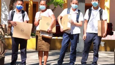 Entregan Computadoras A Estudiantes De Izalco Sonsonate