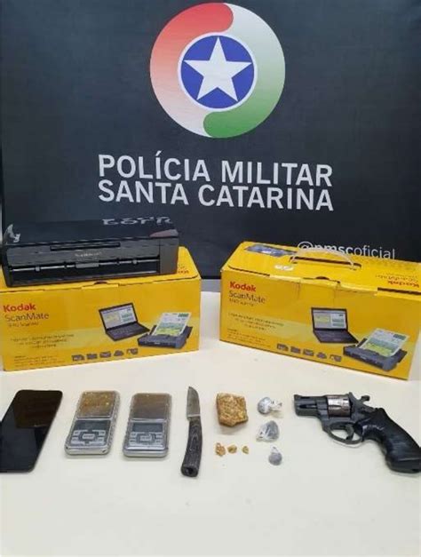 Polícia apreende drogas balanças de precisão e até scanners em Blumenau