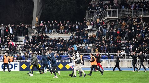 Ultras De Olympique Lyon Invaden Cancha Y Suspenden Partido De Copa