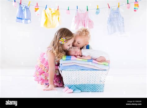 Nouveau Né Sur Une Pile De Serviettes Propres Et Sèches Frère Et Sœur