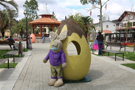 Clima de Páscoa na Praça Jardim dos Imigrantes