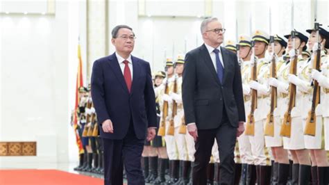 El Primer Ministro Chino Li Qiang Se Re Ne Con Su Hom Logo Australiano