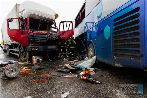 Zderzenie autokaru z samochodem ciężarowym TSK24 pl serwis