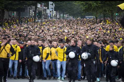 BVB Anhänger stimmen sich mit Fanmarsch auf das Revierderby ein