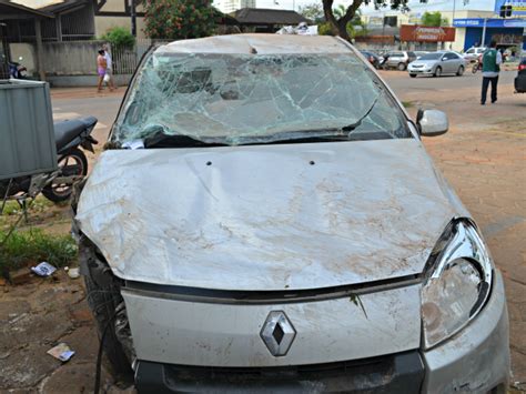 G1 Homens capotam carro após assaltar família em Rio Branco