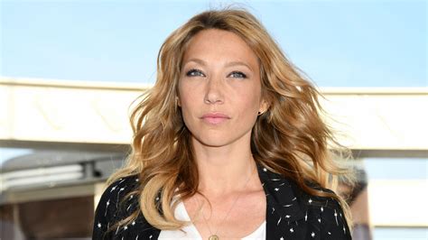 Laura Smet topless cheveux mouillés et yeux revolver elle fait