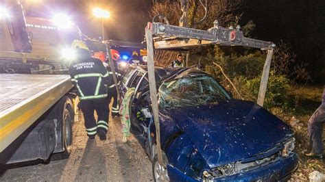 Strašni prizori na mjestu nesreće Auto sletio s ceste i završio na