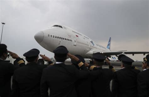 Garuda Indonesias Pilots Salute Boeing 747400 Editorial Stock Photo