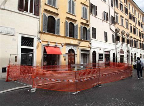 Via Del Babuino Chiusa Al Traffico Pericolo Caduta Cornicioni