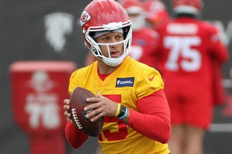 One step closer to Week 1: Chiefs quarterbacks and rookies report to ...