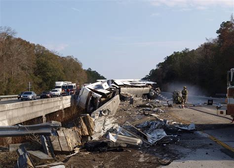 Rv Smash Up Closes I 95 Just North Of Flagler County Line And Triggers Another Chain Wreck